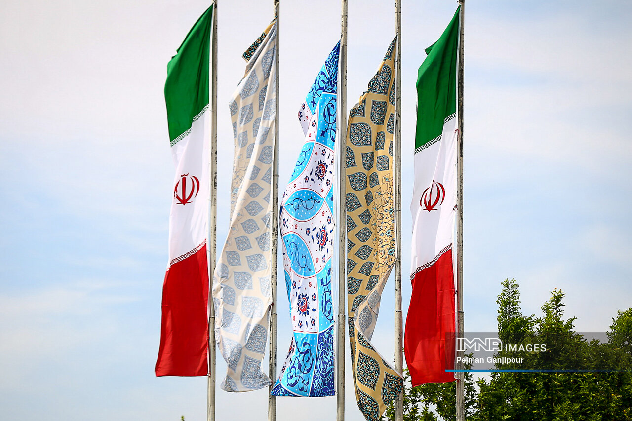 اقدام انقلابی شهرداری اصفهان در جایگزینی پرچم‌های تزئینی + تصاویر
