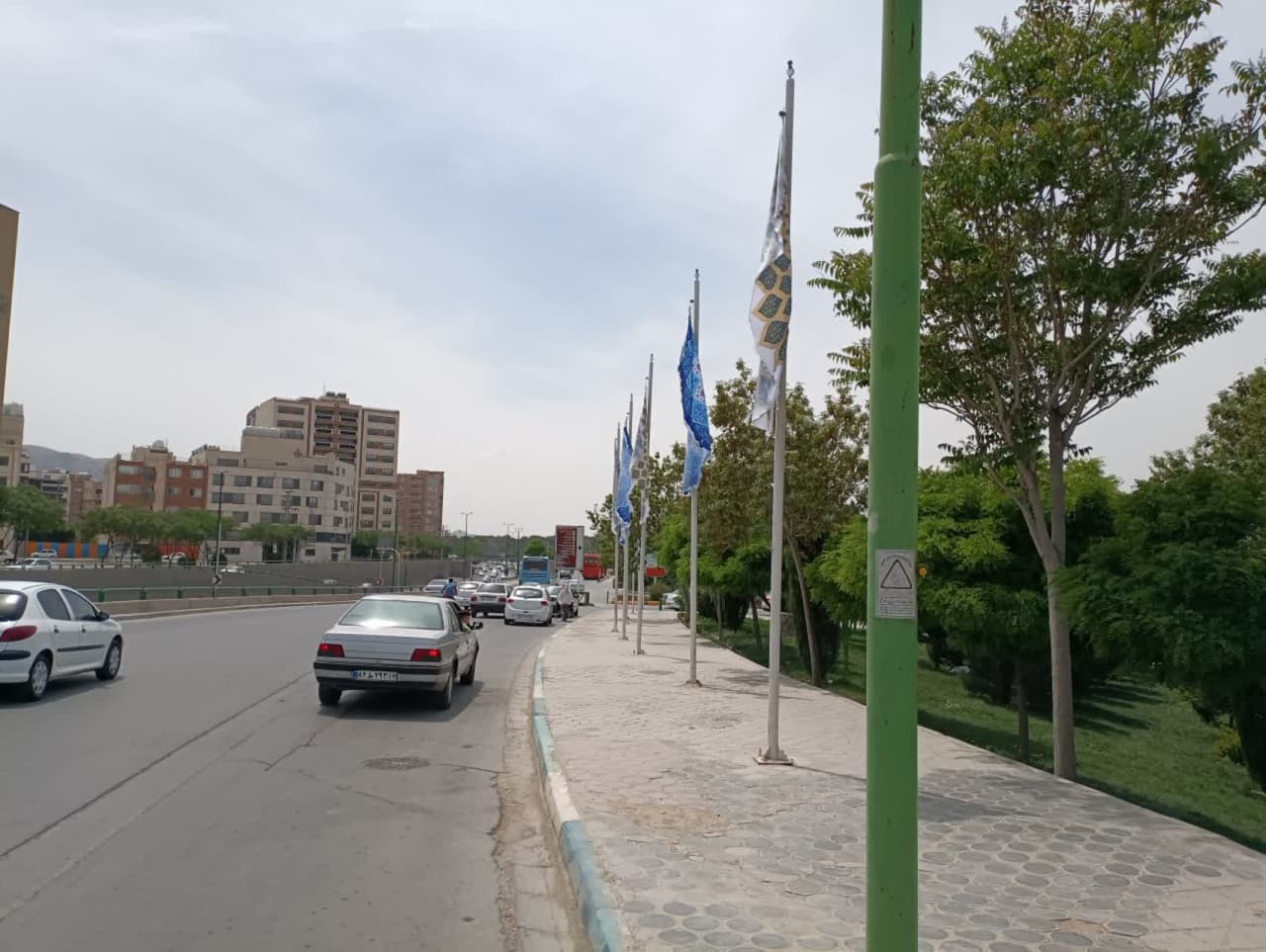 اقدام انقلابی شهرداری اصفهان در جایگزینی پرچم‌های تزئینی + تصاویر