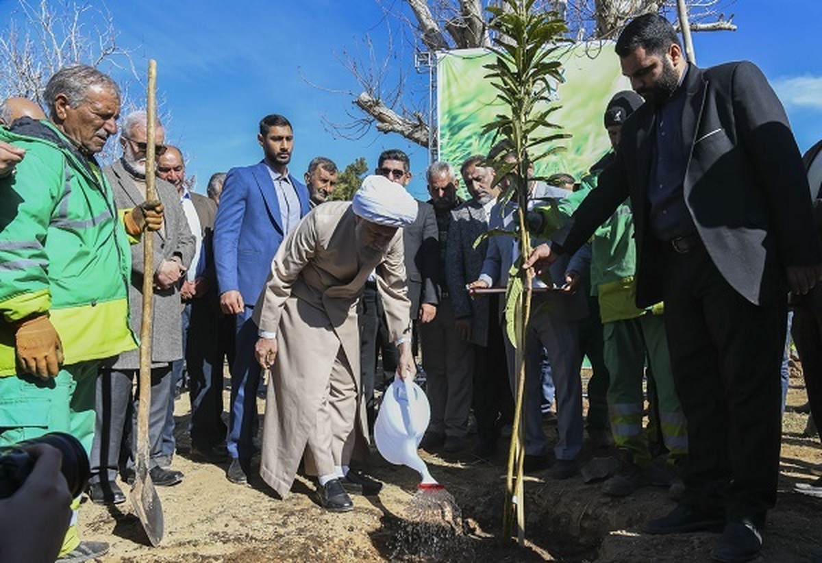 برگزاری مراسم روز درختکاری با حضور امام جمعه شیراز