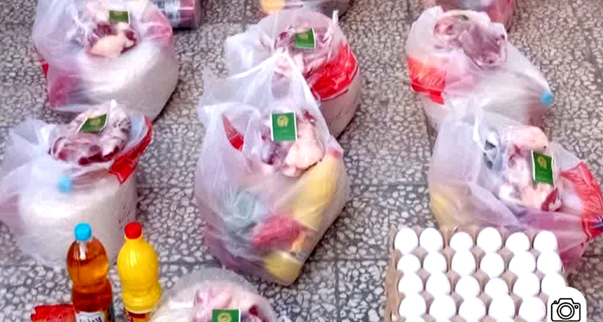 توزیع بسته های گوشت گرم میان خانواده های نیازمند کاشانی