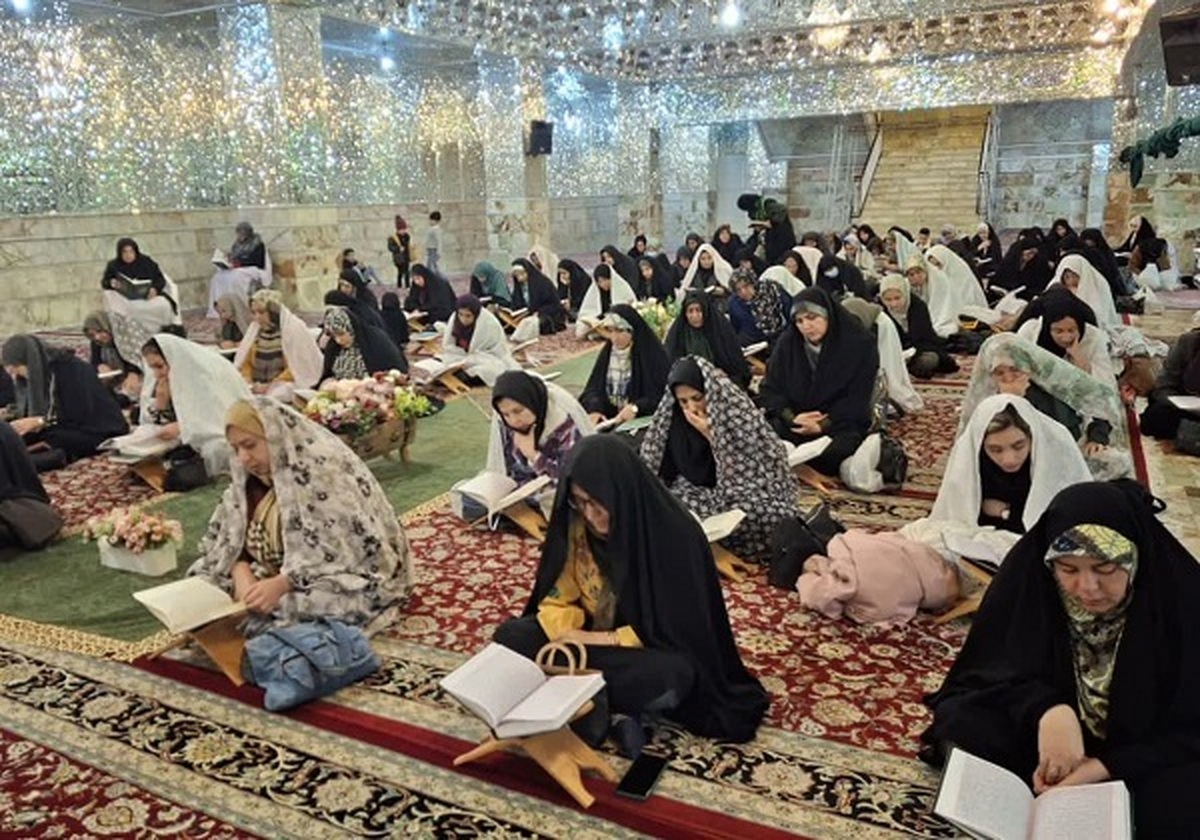 برپایی محفل جزءخوانی قرآن کریم ویژه بانوان در حرم مطهر شاهچراغ + عکس