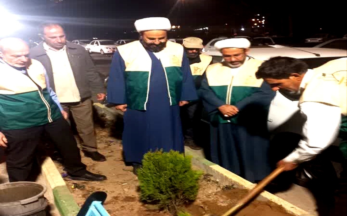 غرس ۸ اصله نهال در چایخانه دائمی امام رضا آران و بیدگل