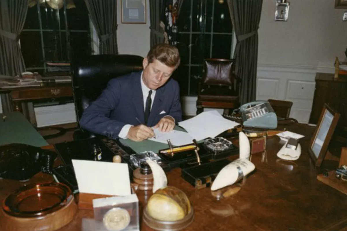 به مناسبت ۲۵ می ۱۹۶۱ و پیام فوق‌العاده جان اف کندی به کنگره آمریکا