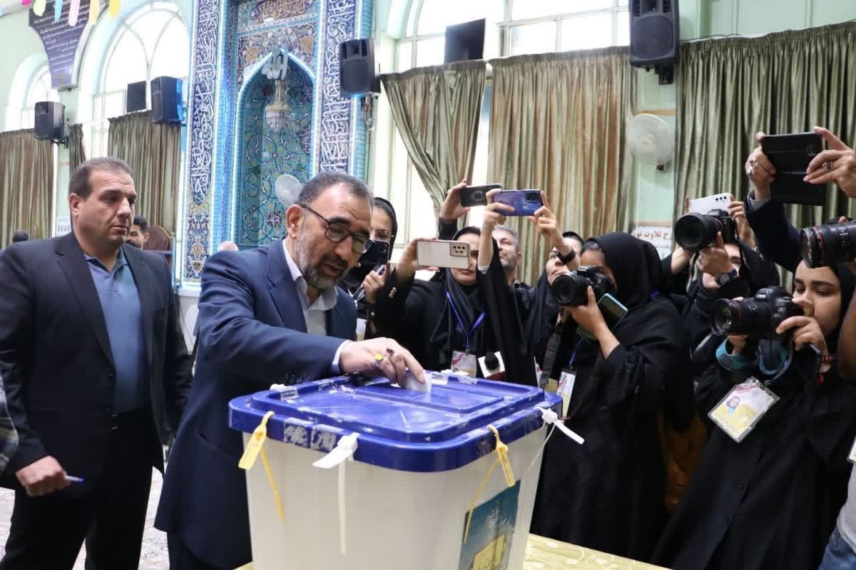 استاندار خراسان رضوی رای خود را به صندوق انداخت/مردم رأی دادن را به ساعات پایانی موکول نکنند