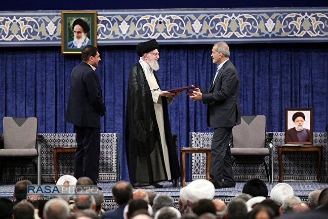 برگزاری مراسم تنفیذ رییس جمهور با حضور رهبر انقلاب در حسینیه امام خمینی + فیلم