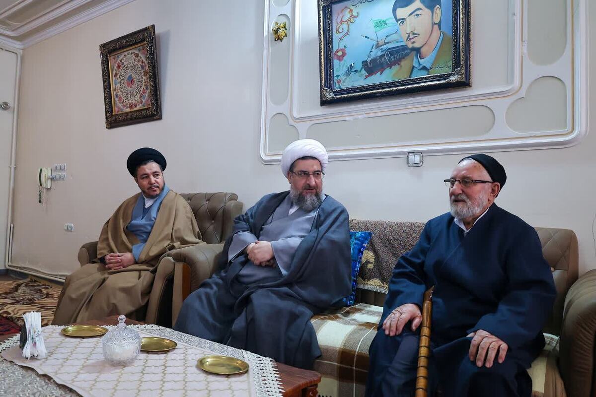 عیادت امام جمعه تبریز از پدر شهید+ تصاویر