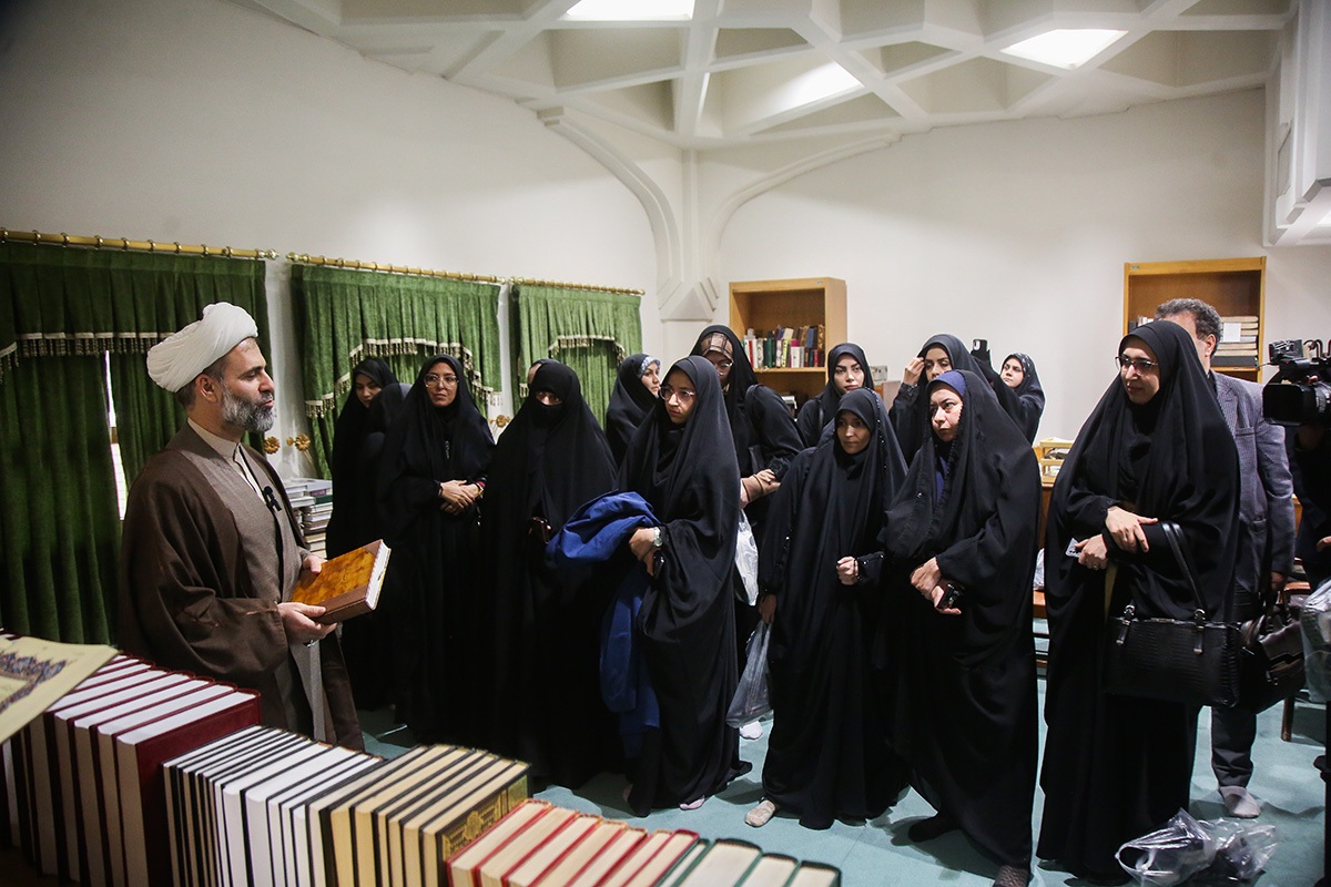 رسانه امروز هم سنگر میسازد هم مدافع است / روایت گنجینههای ۸۵۰ ساله آستان حضرت معصومه(س) رسانه امروز هم سنگر میسازد هم مدافع است / روایت گنجینههای ۸۵۰ ساله آستان حضرت معصومه(س)