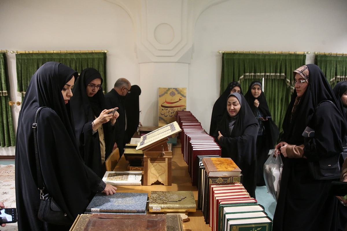 رسانه امروز هم سنگر میسازد هم مدافع است / روایت گنجینههای ۸۵۰ ساله آستان حضرت معصومه(س) رسانه امروز هم سنگر میسازد هم مدافع است / روایت گنجینههای ۸۵۰ ساله آستان حضرت معصومه(س)