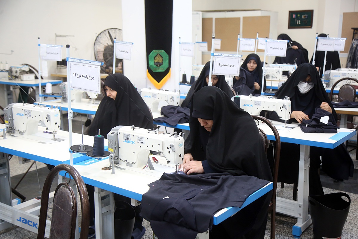 فعالیت ۲۵۰ خادم افتخاری در خیاطخانه آستان حضرت معصومه(س) فعالیت ۲۵۰ خادم افتخاری در خیاطخانه آستان حضرت معصومه(س)