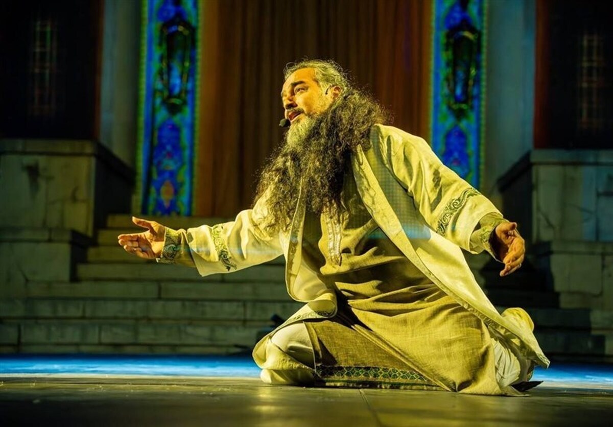 هنرمند سکوت کند تا مردم درگیر آشوب نشوند