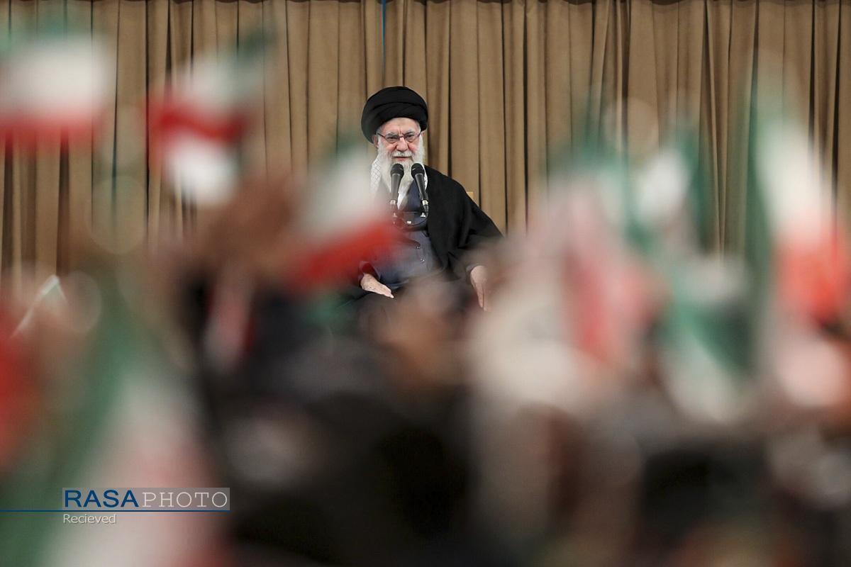 حاشیه‌نویسی یک دیدار، بازنویسی یک تاریخ