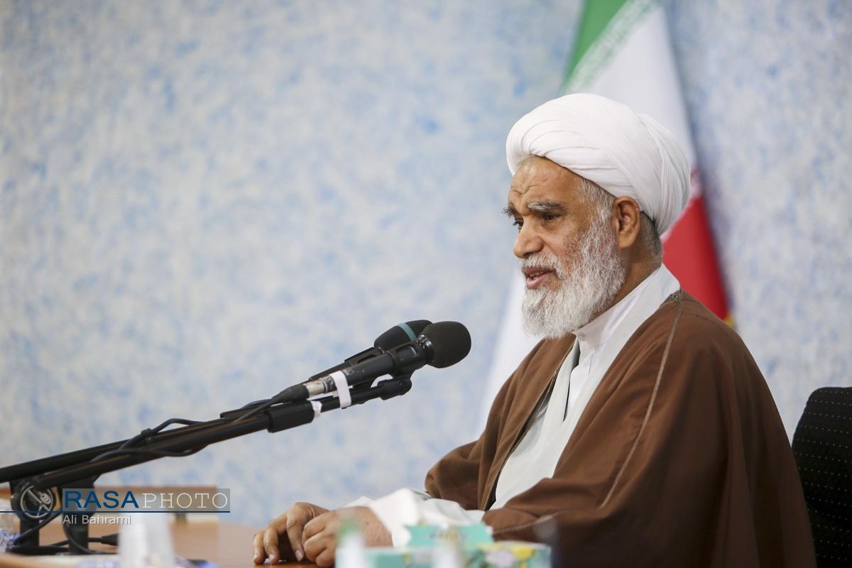 حوزه یکصدا حامی نظام و در مقابل اغتشاشگران ایستاده است