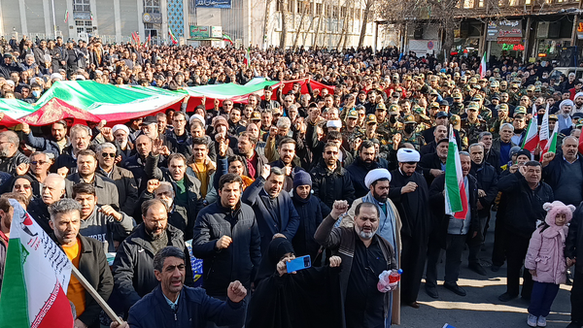 ملت بزرگ ایران همیشه پشتیبان نظام و رهبری هستند