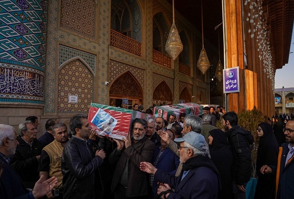 خاکسپاری 3 تن از شهدای مدافع امنیت در حرم شاهچراغ + عکس