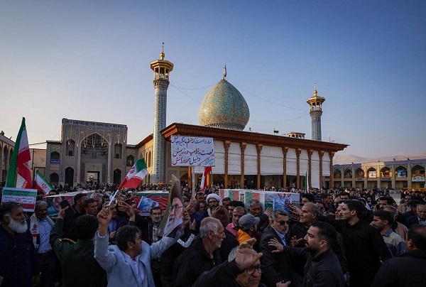 خاکسپاری 3 تن از شهدای مدافع امنیت در حرم شاهچراغ + عکس