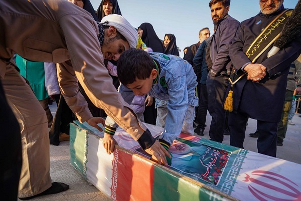 خاکسپاری 3 تن از شهدای مدافع امنیت در حرم شاهچراغ + عکس