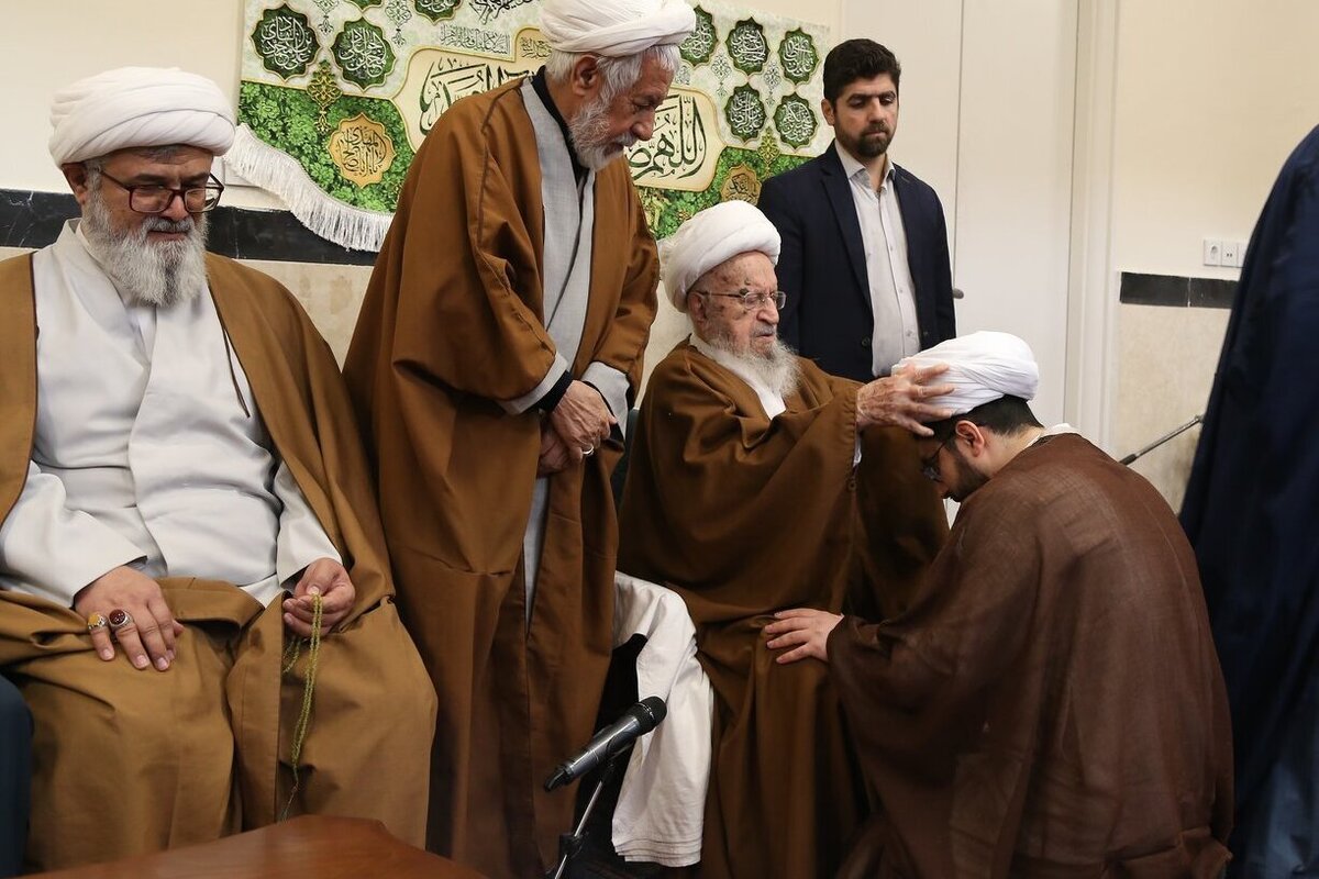 برگزاری مراسم جشن مبعث پیامبر اعظم و عمامه گذاری طلاب در بیوت مراجع تقلید