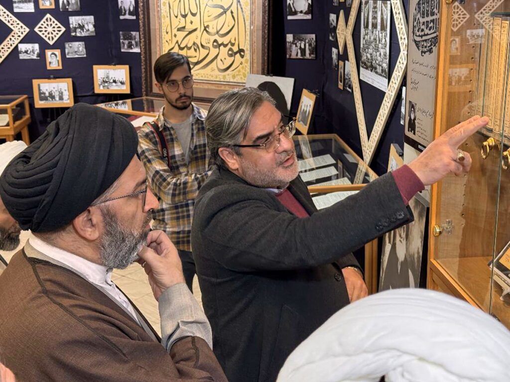 بازدید معاون فرهنگی حرم بانوی کرامت از مرکز اسناد حوزه و روحانیت مدرسه فیضیه قم