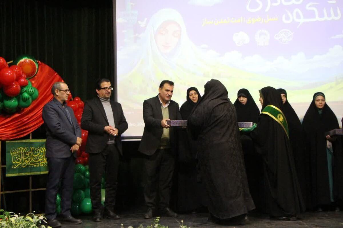 تجلیل از مادران برگزیده دارای بیش از سه فرزند در کاشان