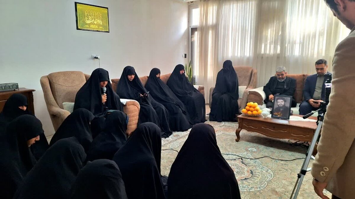 دیدار مدیر جامعه‌الزهرا با خانواده شهید آقایی