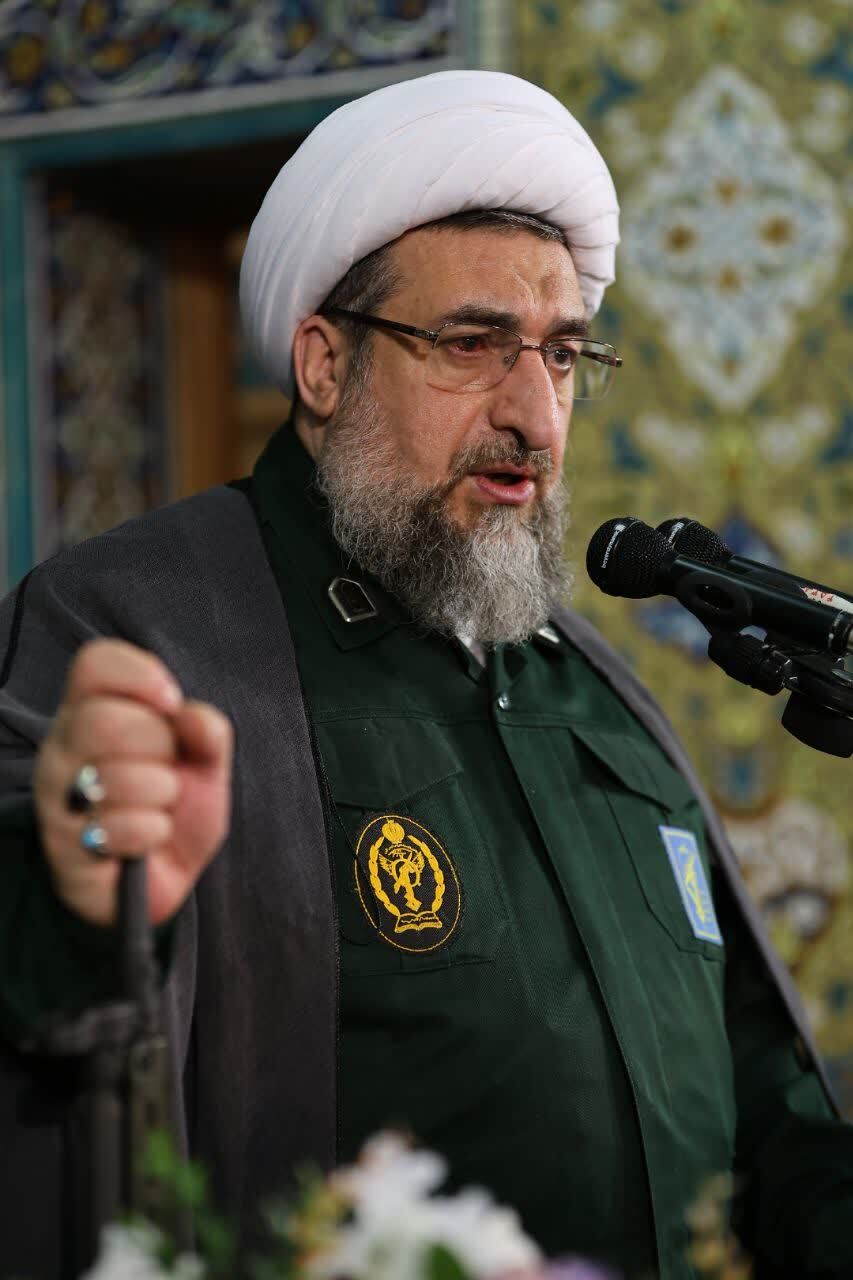 آغاز خطبه‌ های نماز جمعه تبریز با لباس سپاه پاسداران انقلاب اسلامی+ تصاویر