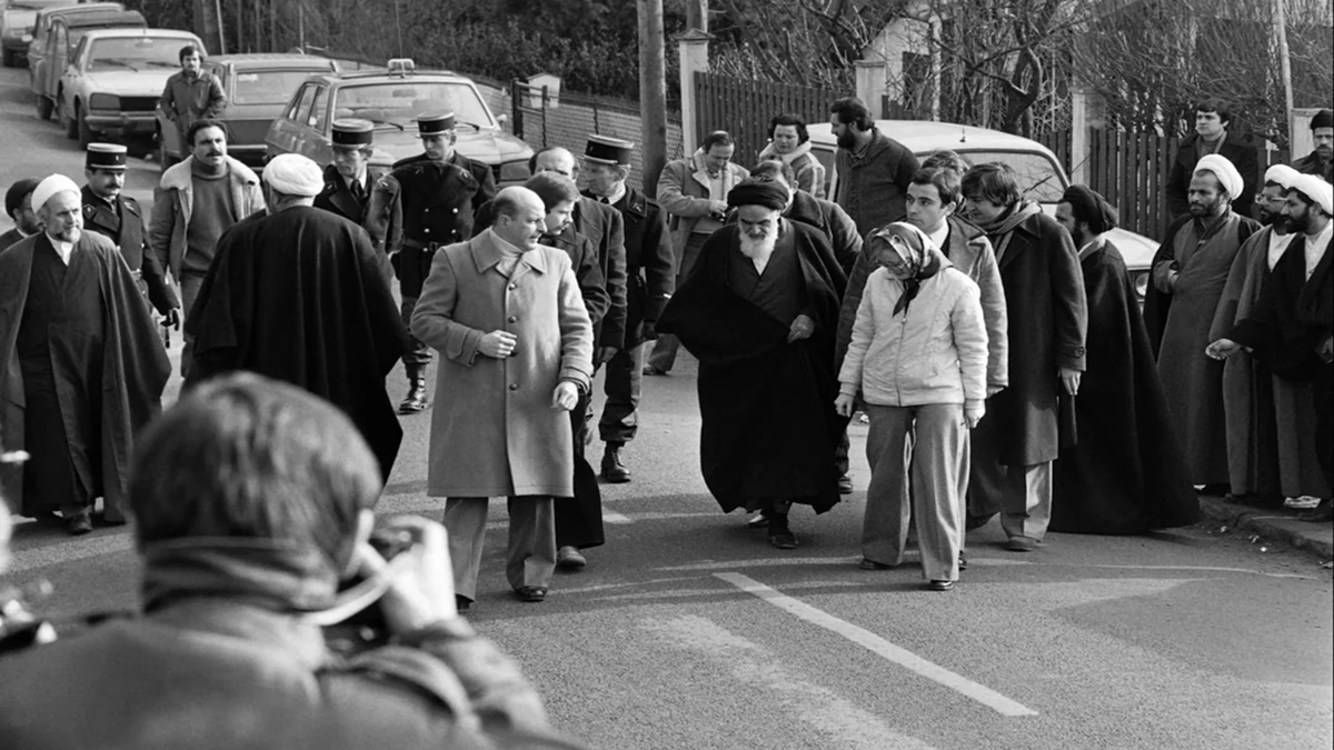 هدیه جالب دختران نوفل‌لوشاتو به آیت‌الله خمینی