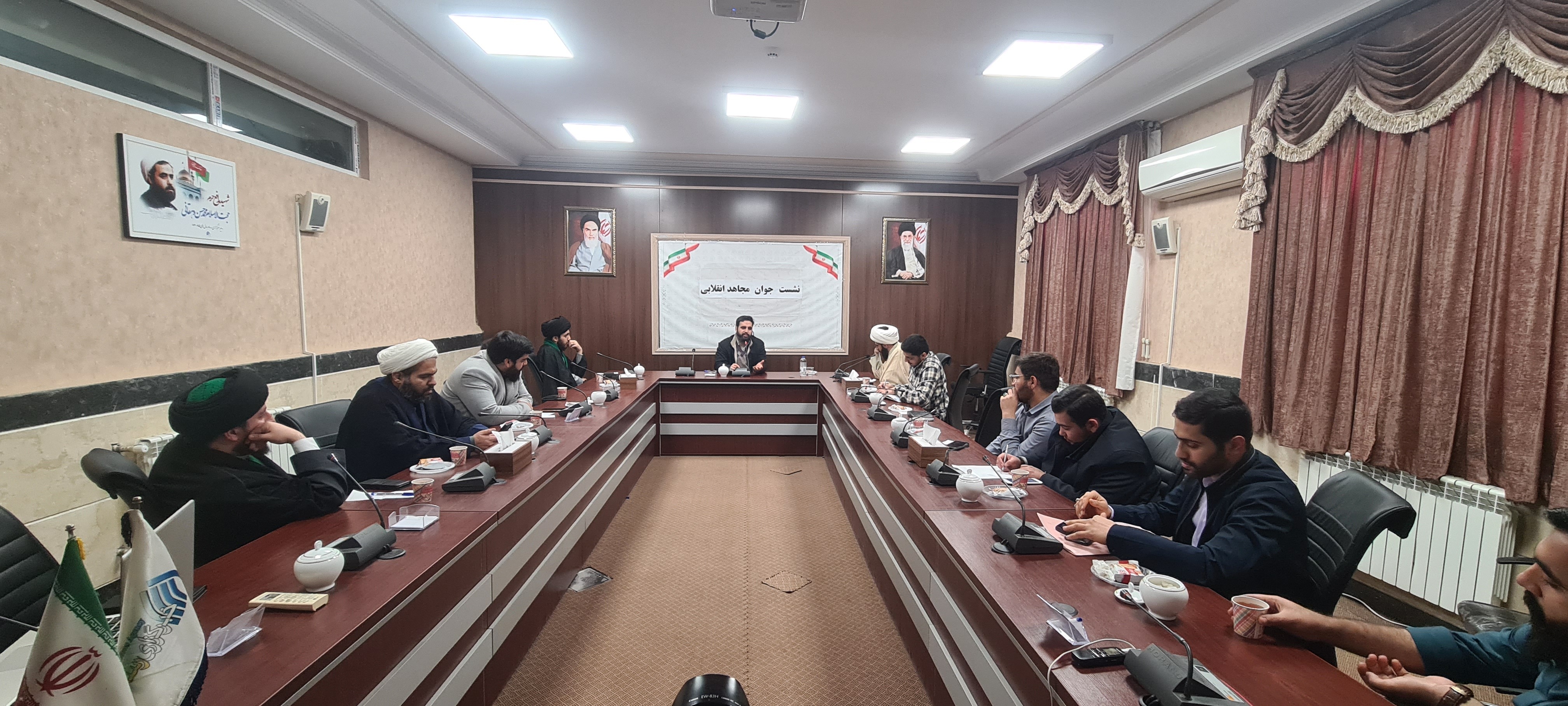 گزارشی از نشست «جوان مجاهد انقلابی» گزارشی از نشست «جوان مجاهد انقلابی»