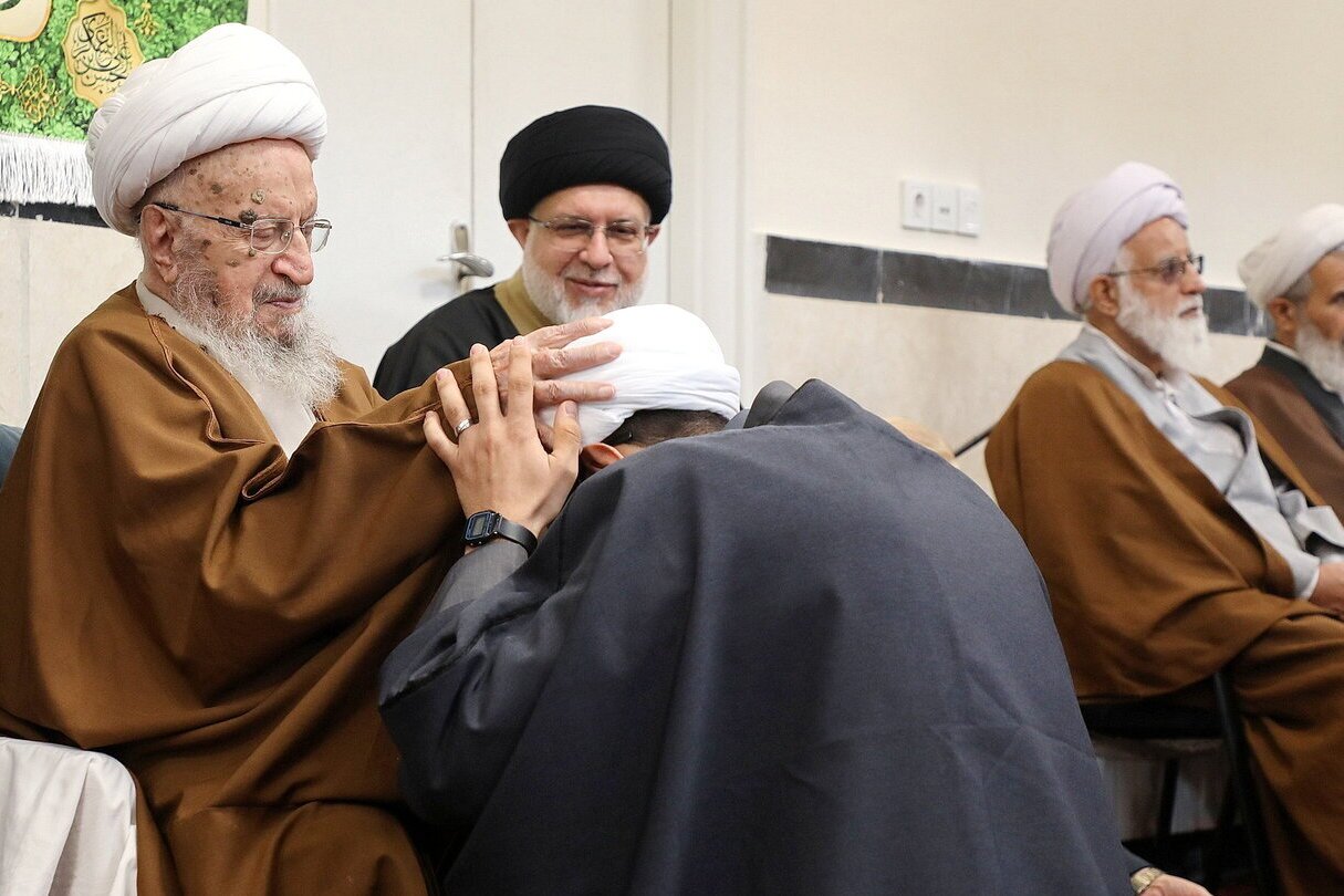 مراسم عمامه گذاری طلاب با حضور مراجع تقلید برگزار شد