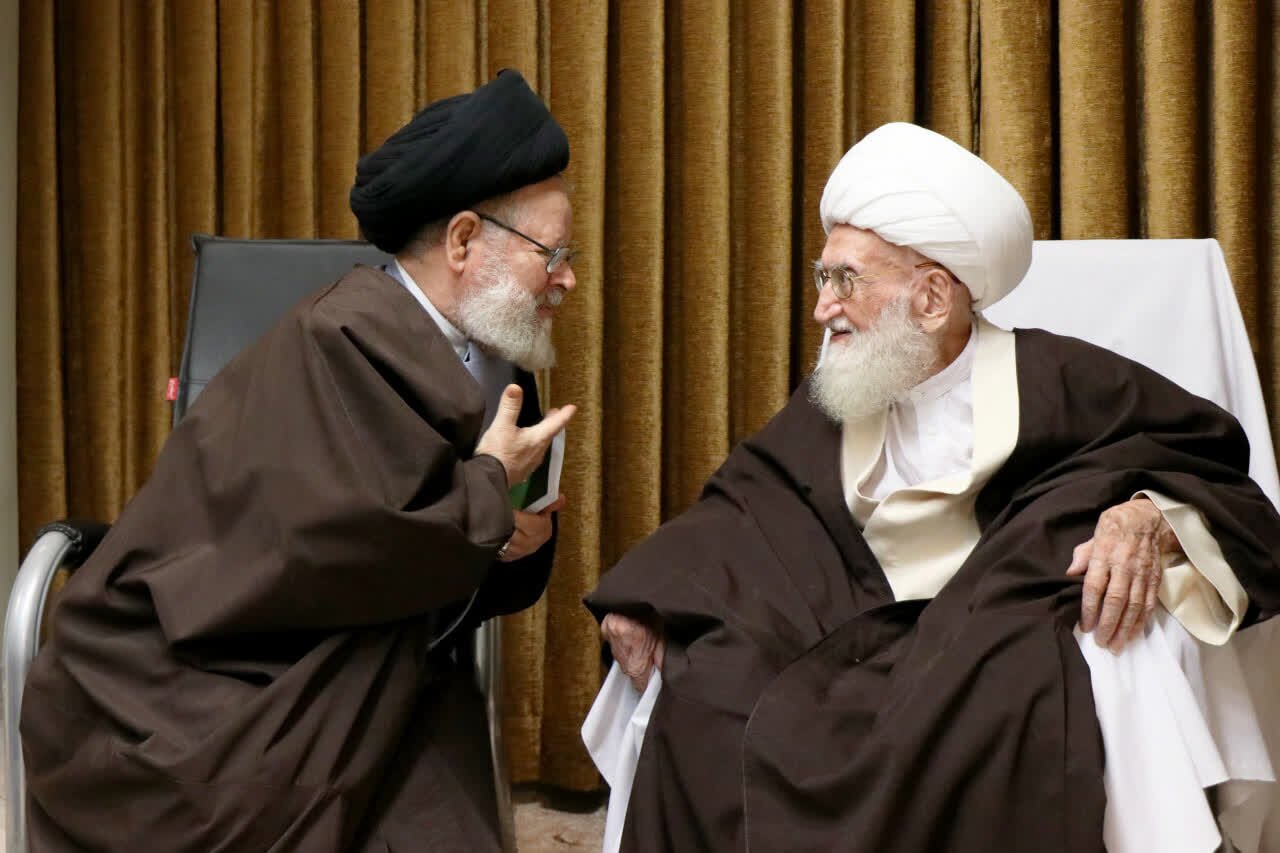 مراسم عمامه گذاری طلاب با حضور مراجع تقلید برگزار شد