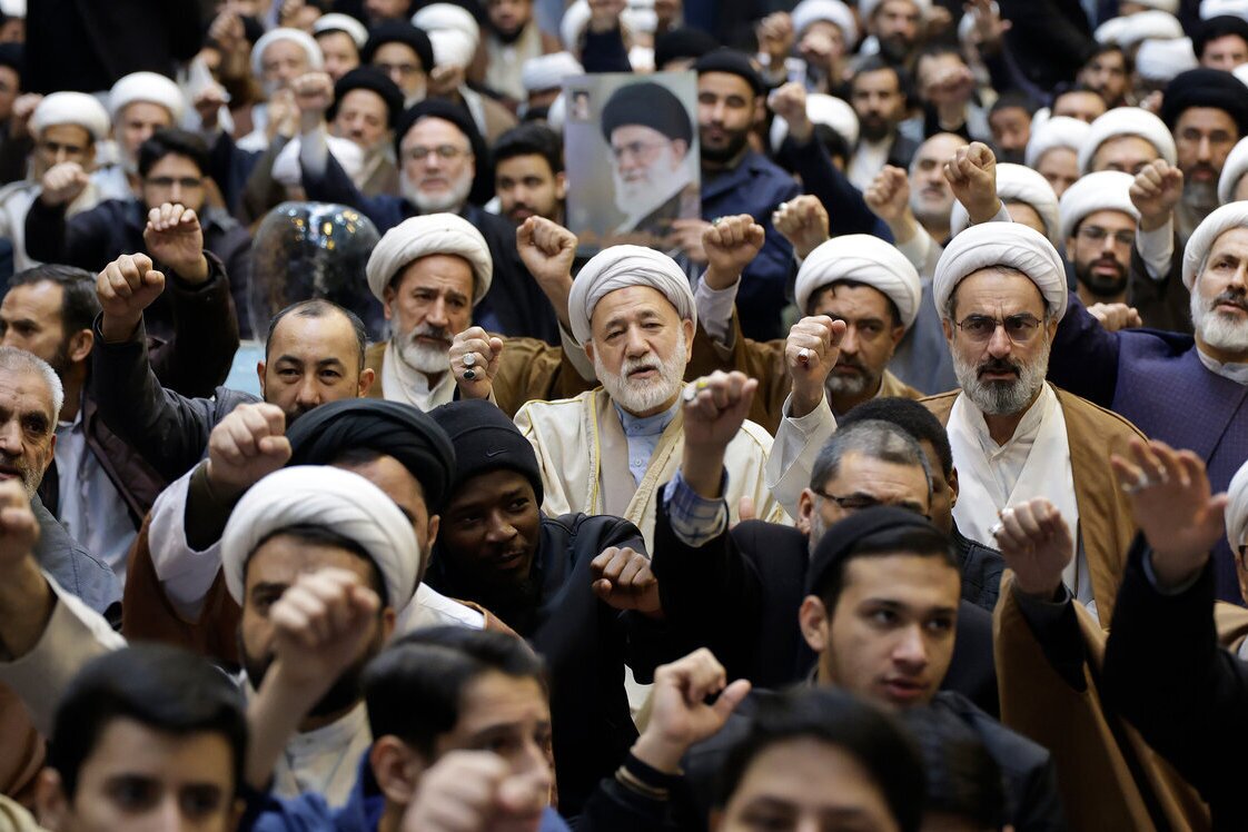 اجتماع بزرگ حوزویان مشهد در دفاع از ولایت؛ تجدید میثاق با خانواده‌های شهدا + تصاویر