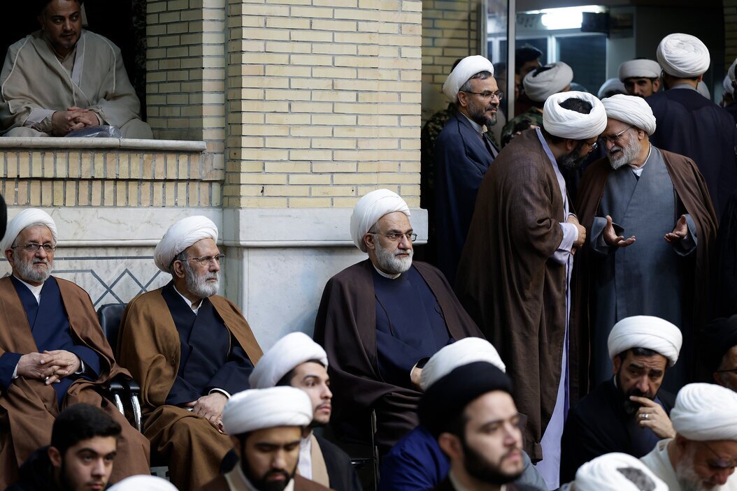 اجتماع بزرگ حوزویان مشهد در دفاع از ولایت؛ تجدید میثاق با خانواده‌های شهدا + تصاویر