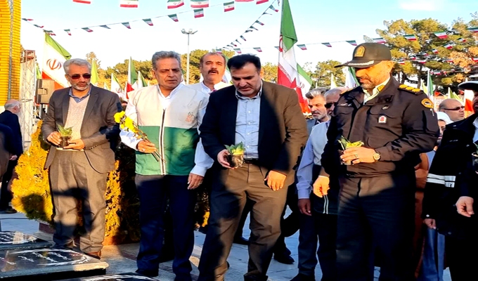 میهمانی لاله‌ها در گلزار شهدای دارالسلام کاشان برگزار شد + عکس