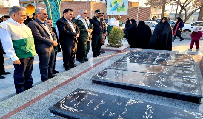 میهمانی لاله‌ها در گلزار شهدای دارالسلام کاشان برگزار شد + عکس