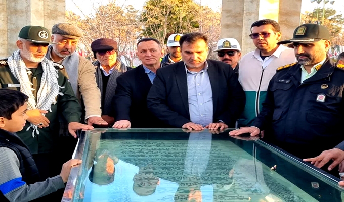 میهمانی لاله‌ها در گلزار شهدای دارالسلام کاشان برگزار شد + عکس