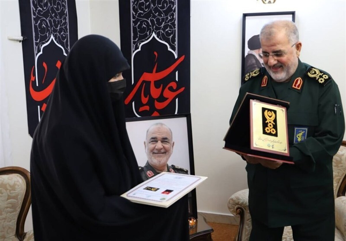اهدای درجه سپهبدی به خانواده شهید سلامی