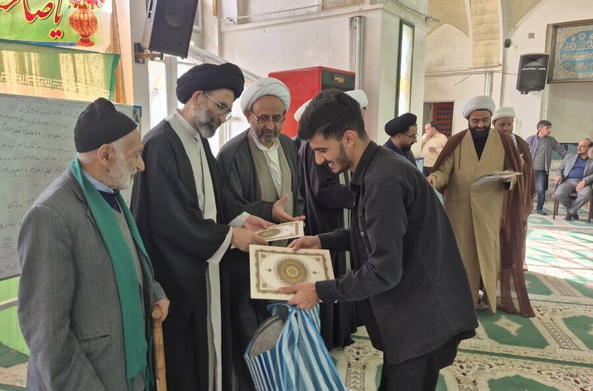 تجلیل از نفرات برتر المپیاد علمی مدارس علمیه کاشان