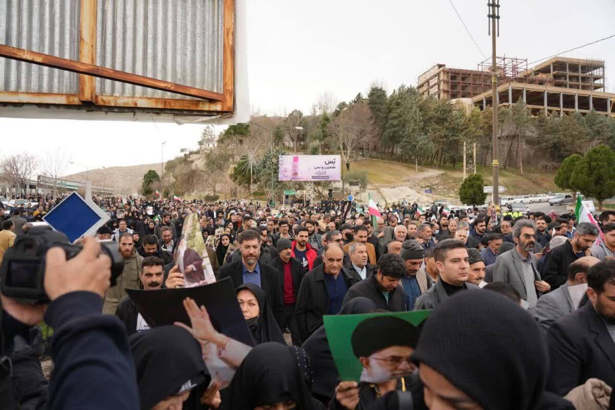 حضور مردم خرم‌آباد در راهپیمایی ۲۲ بهمن

 