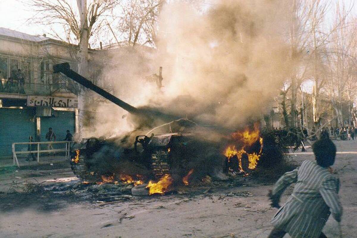 آوردن تانک به خیابان‌ها اشتباه بود/ شاه درکی از اوضاع مردم نداشت