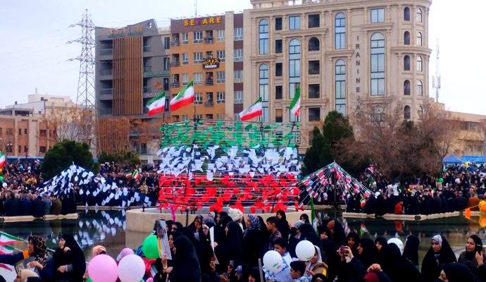 مردم کاشان در راهپیمایی ۲۲ بهمن حمایت خود را از نظام اسلامی اعلام کردند + عکس