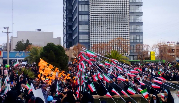 مردم کاشان در راهپیمایی ۲۲ بهمن حمایت خود را از نظام اسلامی اعلام کردند + عکس