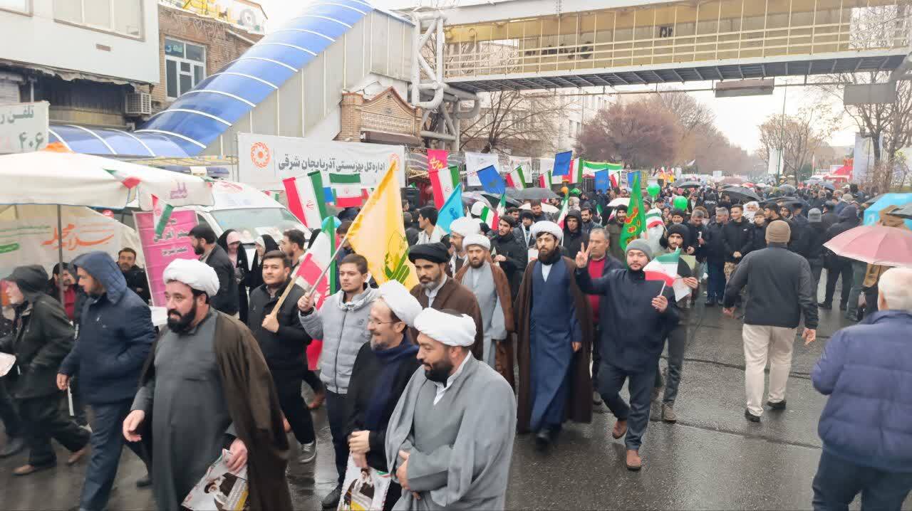 حضور پرشور طلاب و اساتید مدرسه علمیه صادقیه در یوم‌الله ۲۲ بهمن+ تصاویر