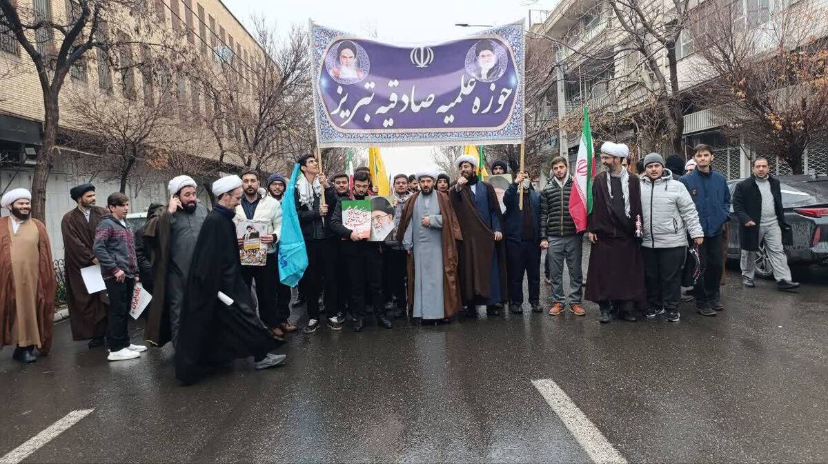 حضور پرشور طلاب و اساتید مدرسه علمیه صادقیه در یوم‌الله ۲۲ بهمن+ تصاویر