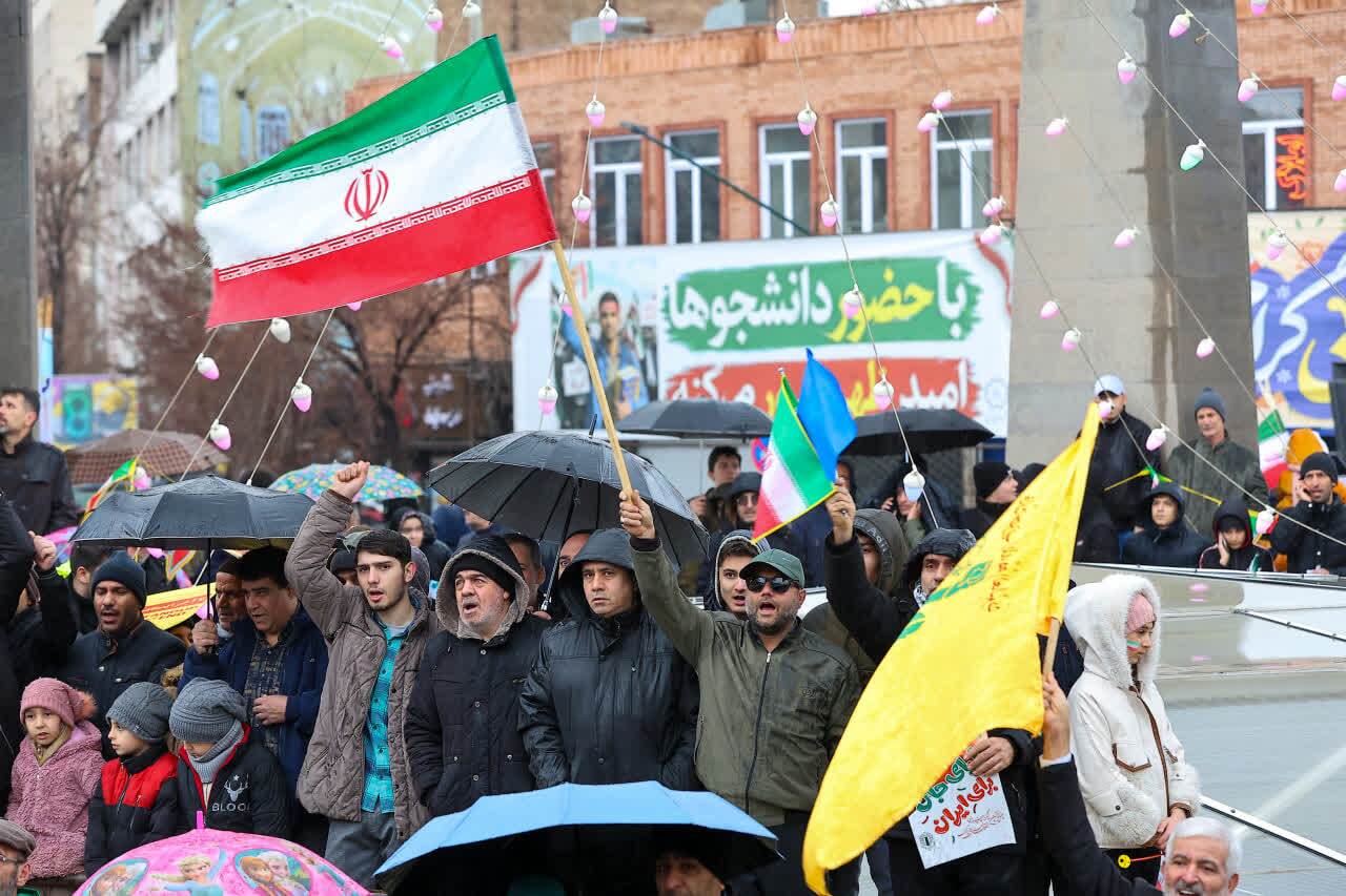 تبریز در ۲۲ بهمن فریاد عزت، ولایت و ایستادگی شد+ تصاویر