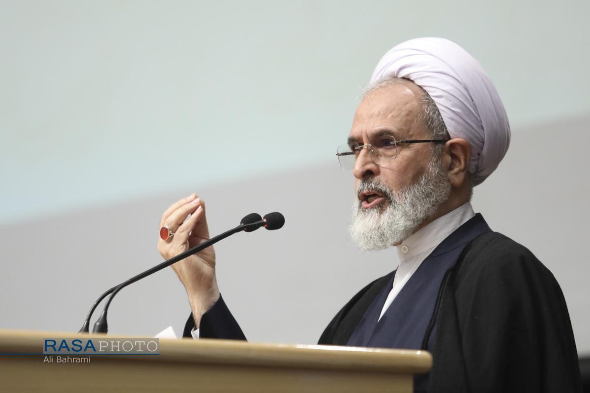 کتاب سال حوزه؛ آینه پژوهش‌های حوزوی/باید با رویکرد تهاجمی، پاسخگوی پرسش‌های نوپدید عصر حاضر باشیم