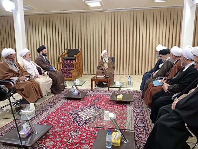 نقش مهم مردم در حفظ و پایداری نظام اسلامی/ لزوم انس جامعه با قرآن و نهج البلاغه