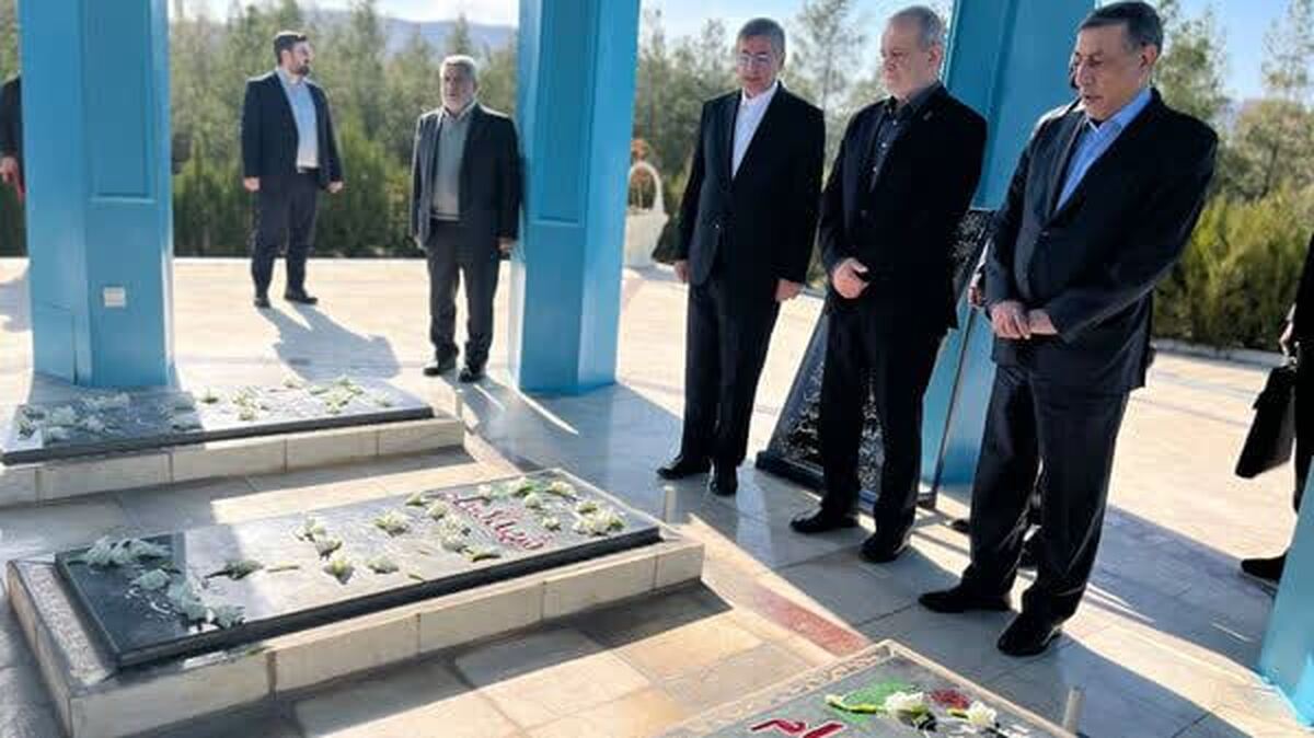 ادای احترام رئیس جمهور به مقام شهدای لرستان