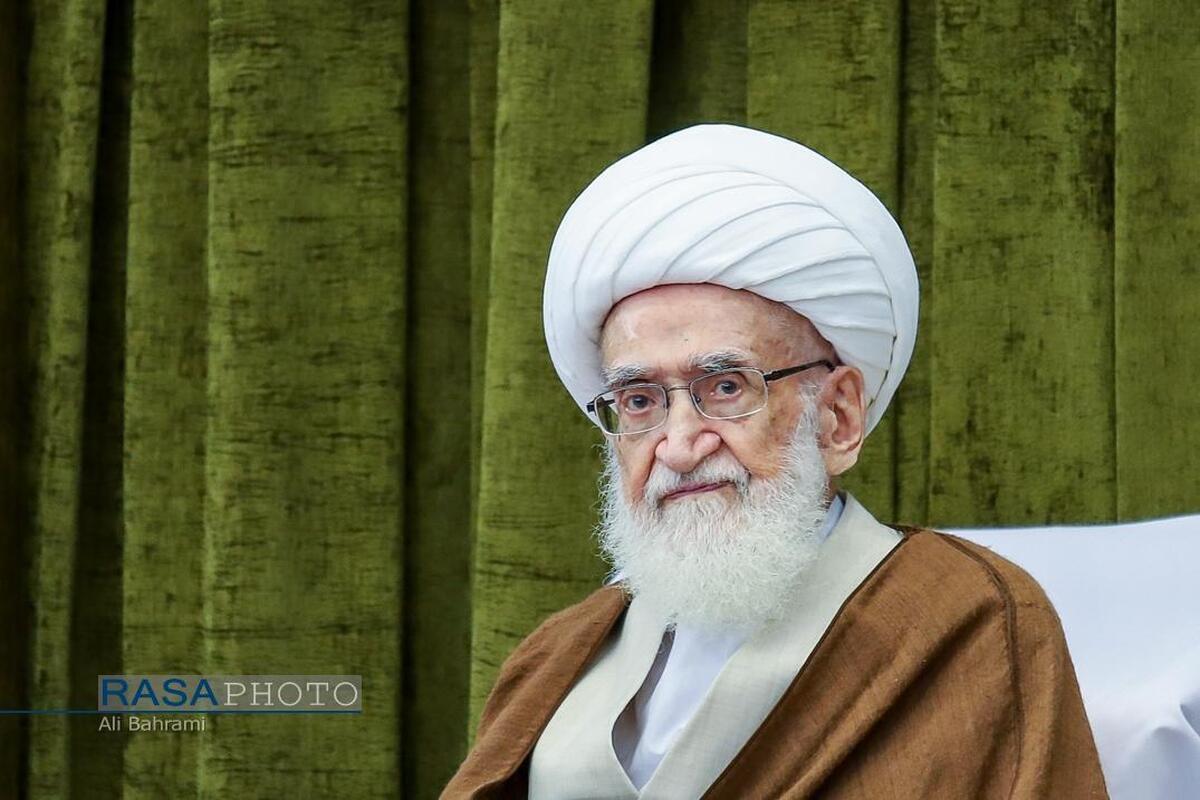 استفتاء از آیت الله نوری همدانی درباره بقای بر تقلید از امام خامنه ای