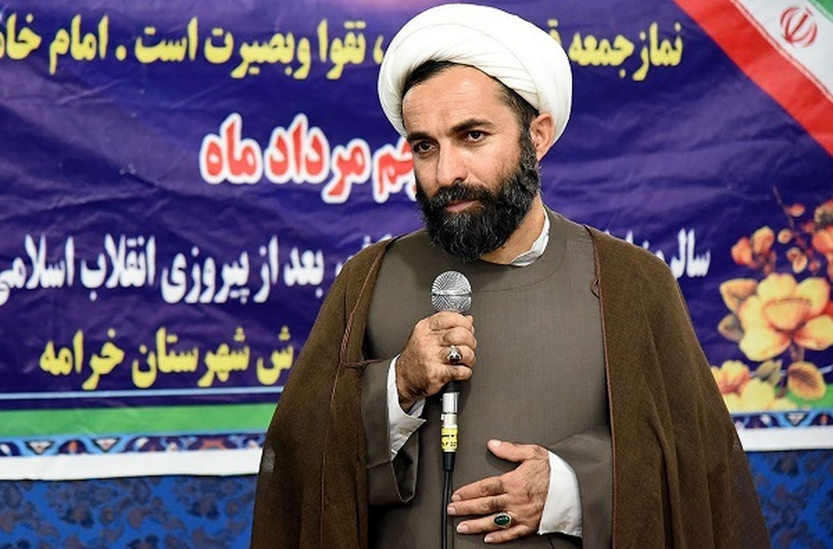 امام خامنه ای همچون یک رهبر الهی در میدان ها حضور داشت
