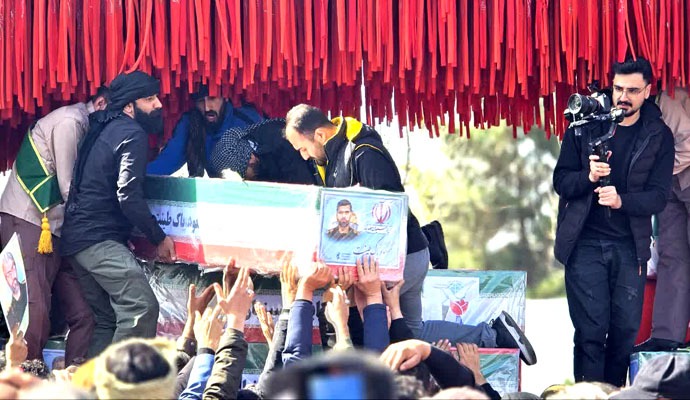 گزارش تصویری تشییع شهدای حملات دشمن امریکایی- صهیونی در کاشان گزارش تصویری تشییع شهدای حملات دشمن امریکایی- صهیونی در کاشان