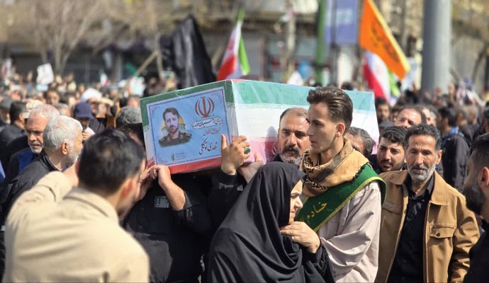 پیکر مطهر ۱۰ شهید مداف وطن جنگ رمضان در کاشان تشییع شد + عکس